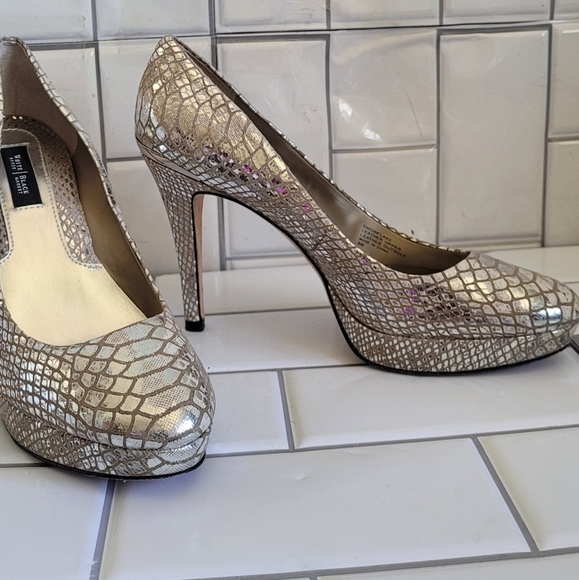 WHITE HOUSE BLACK MARKET SNOWFLAKE Textured Leather Platform High Heel Pumps  4i - Picture 10 of 10